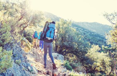 Dağlarda yürüyüş insanlarda