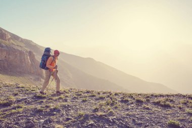 Yolculuk zamanı. Tacikistan, Pamir 'deki güzel Fann dağlarında yürüyüş yapan bir adam. Orta Asya.