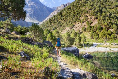 Yolculuk zamanı. Tacikistan, Pamir 'deki güzel Fann dağlarında yürüyüş yapan bir adam. Orta Asya.