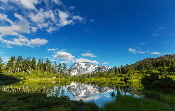Washington Abd Shuksan Dağı Yansımalı Scenic Picture Gölü — Stok fotoğraf