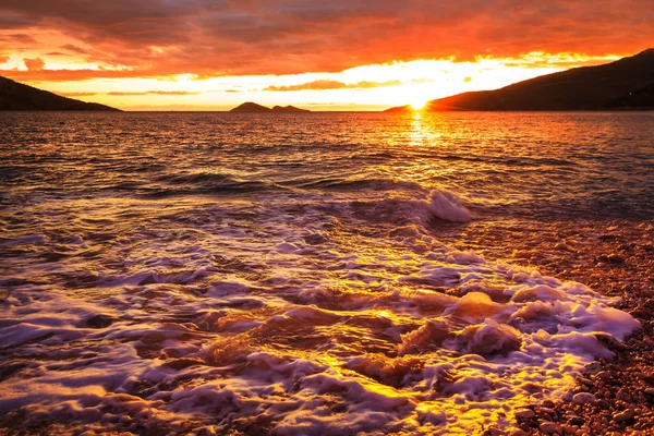 Scenografico Tramonto Colorato Sulla Costa Del Mare Buono Carta Parati — Foto Stock