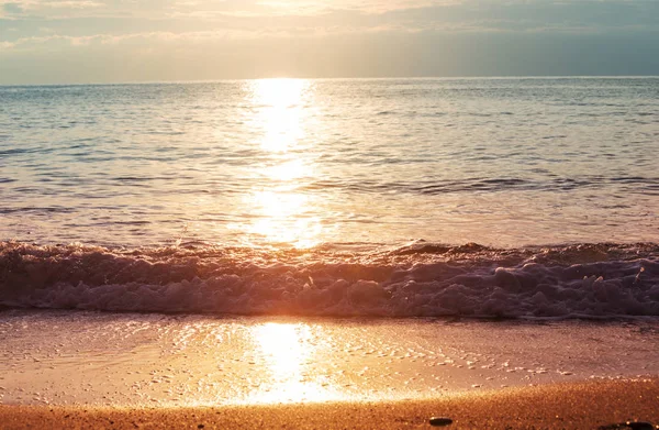 Scenografico Tramonto Colorato Sulla Costa Del Mare Buono Carta Parati — Foto Stock