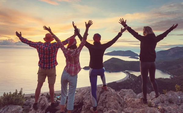 Dağlarda yürüyüş insanlarda