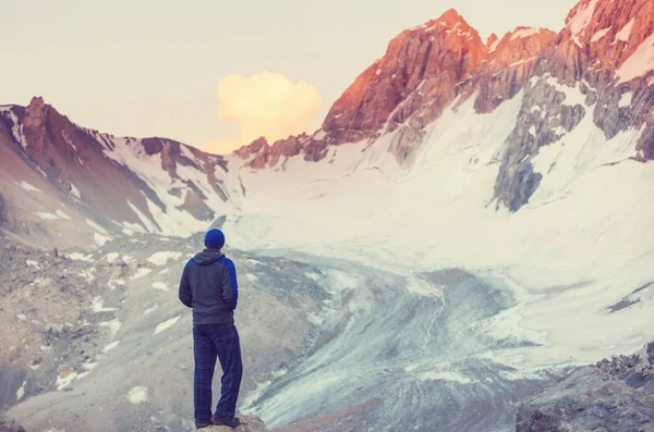 Yolculuk zamanı. Tacikistan, Pamir 'deki güzel Fann dağlarında yürüyüş yapan bir adam. Orta Asya.