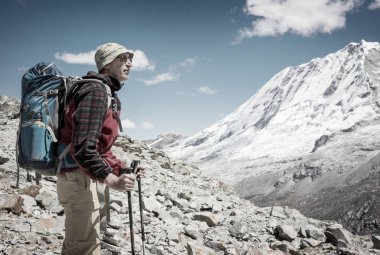 Cordillera dağlarında yürüyüş sahnesi, Peru