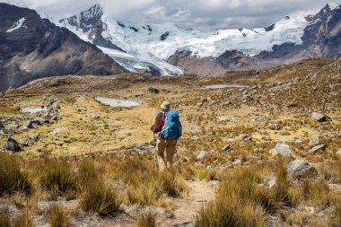 Cordillera dağlarında yürüyüş sahnesi, Peru