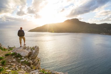 Adam sırf Uçurumdaki