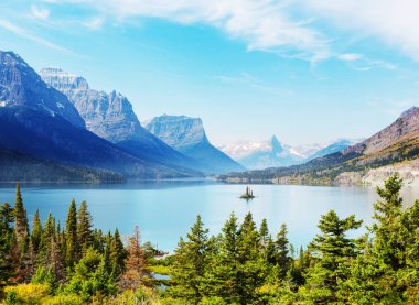 Pitoresk kayalık zirveleri buzul Milli Parkı, Montana, ABD