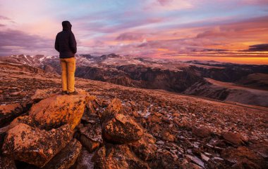 Beartooth Geçidi 'nin güzel manzarası. Shoshone Ulusal Ormanı, Wyoming, ABD. Gün doğumu sahnesi.