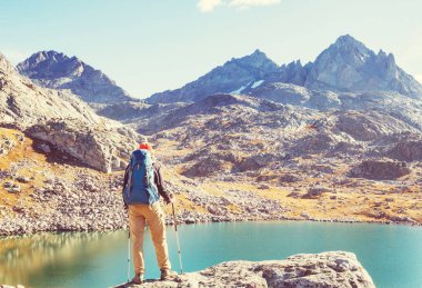 Wyoming, ABD 'de Wind River Range' de yürüyüş. Sonbahar mevsimi.