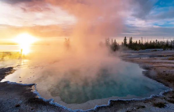 Drewniana Promenada Wzdłuż Pól Gejzerskich Parku Narodowym Yellowstone Usa — Zdjęcie stockowe