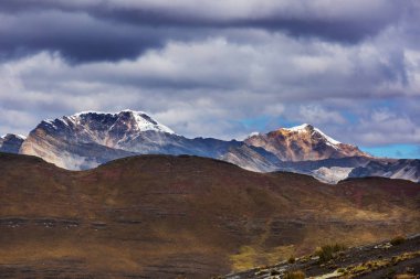 Kar yüksek dağ yakınındaki Huaraz, Peru Andes peyzaj