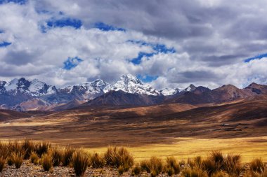 Kar yüksek dağ yakınındaki Huaraz, Peru Andes peyzaj
