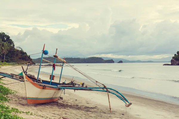 フィリピンのパラワン島 海に浮かぶ伝統的なフィリピン船 — ストック写真