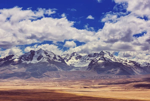 Cordillera Huayhuash, Peru, Güney Amerika 'daki güzel dağ manzaraları