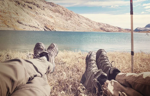 Pareja Viajero Relajarse Después Caminar Cerca Las Montañas Lago —  Fotos de Stock