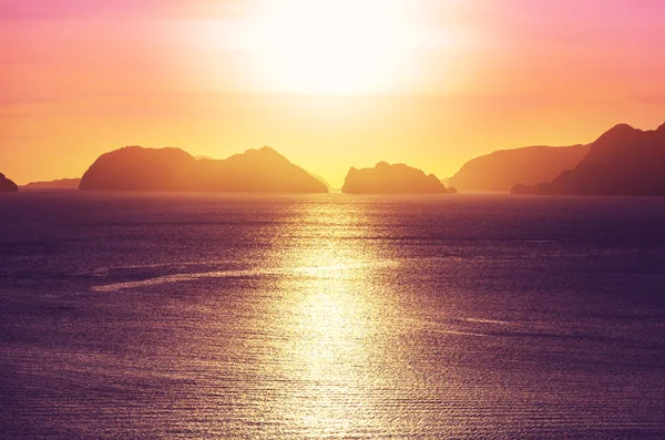 Şaşırtıcı doğal görünümü adaların deniz Körfezi ve dağ, Palawan, Filipinler