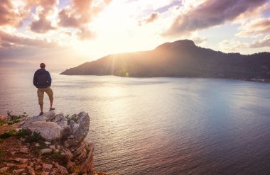 Adam sırf Uçurumdaki