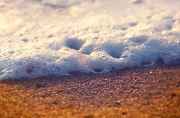 Blaue Welle Strand Hintergrund Und Sonnenlicht Verschwimmen Friedlicher Natürlicher Hintergrund — Stockfoto