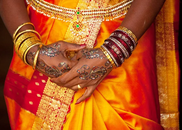 Bransolety Pierścienie Wzór Ślubny Rękach — Zdjęcie stockowe