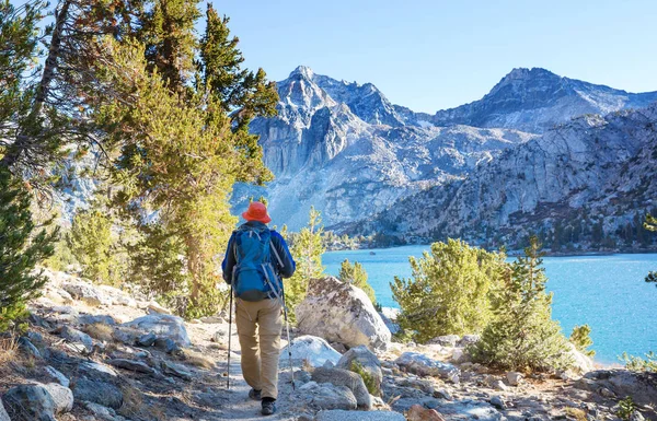 米国カリフォルニア州シエラネバダ山脈を歩くハイキング機器を持つ男 — ストック写真