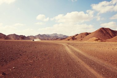 Safari ve aşırı seyahat Afrika. Kuraklık dağ manzarası ile toz offroad araba sefer yoldan.