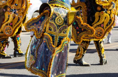 Yüksek altutude yakınındaki: Puno, Peru sokaklarında otantik renkli karnaval