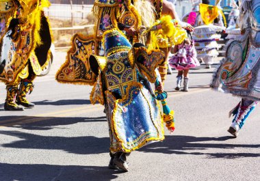 Yüksek altutude yakınındaki: Puno, Peru sokaklarında otantik renkli karnaval