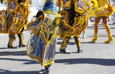 Yüksek altutude yakınındaki: Puno, Peru sokaklarında otantik renkli karnaval