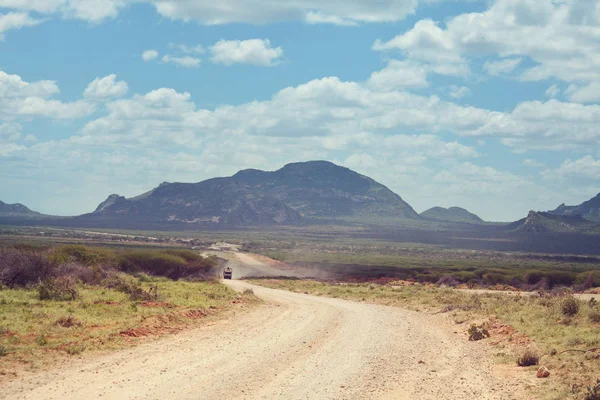 사파리와 아프리카에서 자동차 탐험도로 먼지와 — 스톡 사진