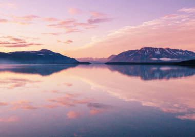 Alaska tundrasında dinginlik gölü