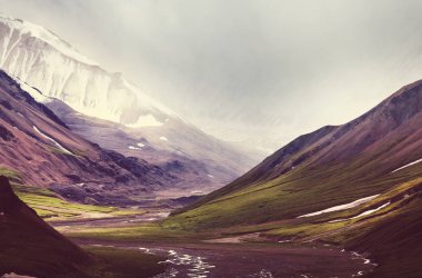 Yazın Alaska 'nın Picturesque Dağları. Karla kaplı kütleler, buzullar ve kayalık tepeler.