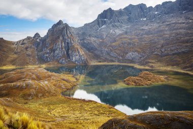Kar yüksek dağ yakınındaki Huaraz, Peru Andes peyzaj