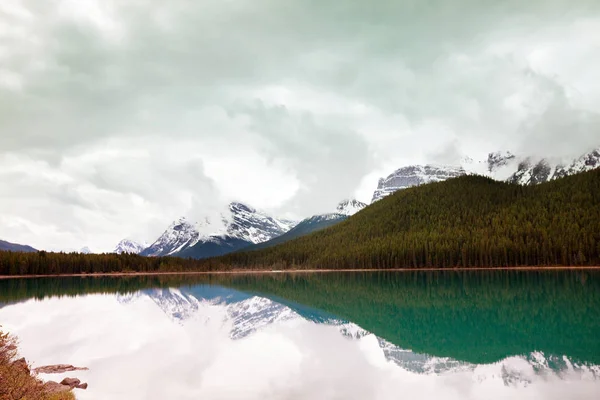 Scena Serena Presso Lago Montagna Canada Con Riflesso Delle Rocce — Foto Stock