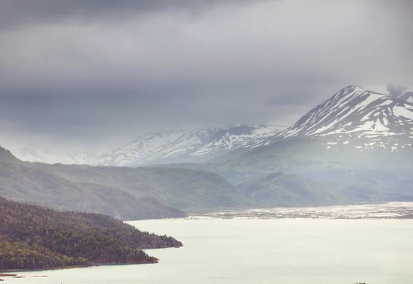 Pittoreska Alaska Bergen Sommaren Snötäckta Massiver Glaciärer Och Klipptoppar — Stockfoto