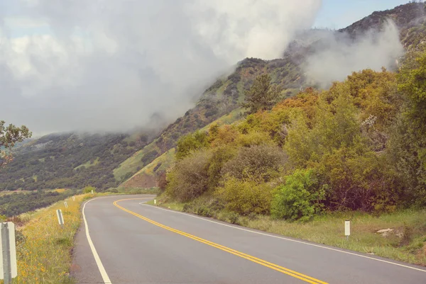 Dağlarda Manzaralı Bir Yol Seyahat Arkaplanı — Stok fotoğraf