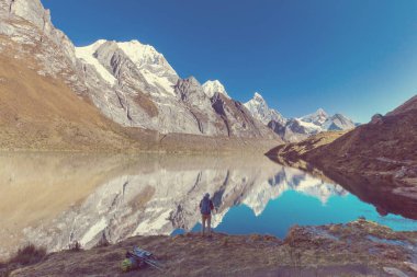 Cordillera dağlarında yürüyüş sahnesi, Peru