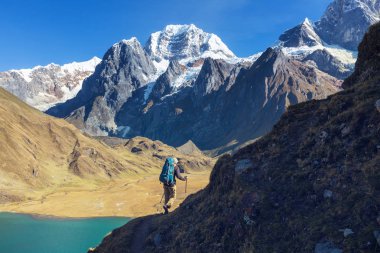 Cordillera dağlarında yürüyüş sahnesi, Peru
