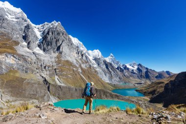 Cordillera dağlarında yürüyüş sahnesi, Peru