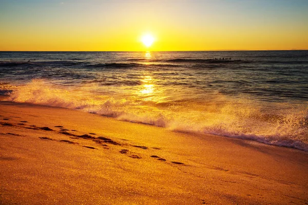 Scenografico Tramonto Colorato Sulla Costa Del Mare Buono Carta Parati — Foto Stock