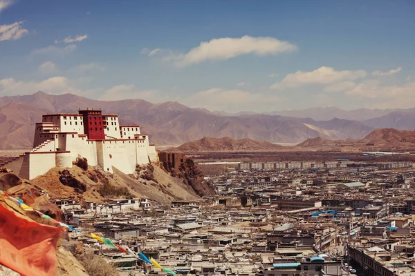 パンチェン ラマの居住と呼ばれる小さなポタラ チベット 中国のシガツェ市 — ストック写真