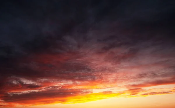 Ungewöhnliche Gewitterwolken Bei Sonnenuntergang Leuchtend Rot Und Orange Farben Des — Stockfoto