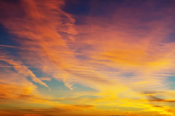 Usædvanlige Stormskyer Ved Solnedgang Lyse Røde Orange Farver Himlen Egnet - Stock-foto