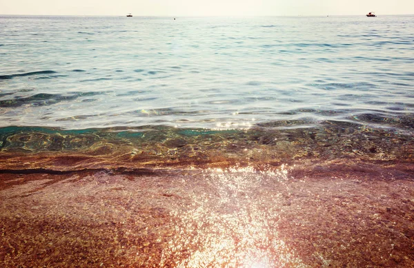 Μπλε Κύμα Στην Παραλία Θολή Φόντο Και Κηλίδες Του Ήλιου — Φωτογραφία Αρχείου