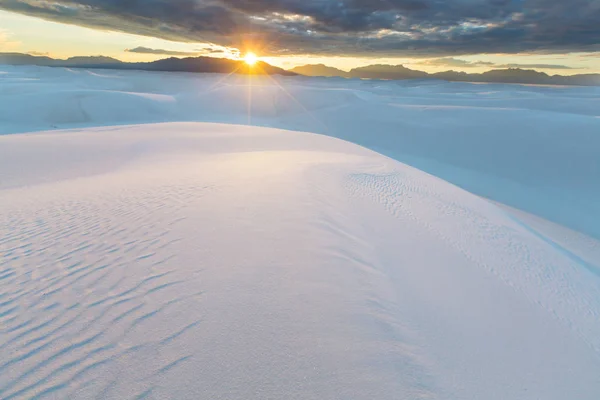 White Sands Ulusal Anıtı Ndaki Sıra Dışı Beyaz Kum Tepeleri — Stok fotoğraf