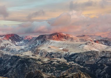 Beartooth Geçidi 'nin güzel manzarası. Shoshone Ulusal Ormanı, Wyoming, ABD. Gün doğumu sahnesi.