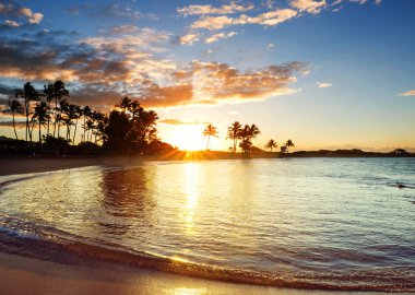 Harika bir gün batımında muhteşem Hawaii plajı. Güzel tatil geçmişi.