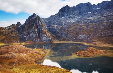 Kar yüksek dağ yakınındaki Huaraz, Peru Andes peyzaj
