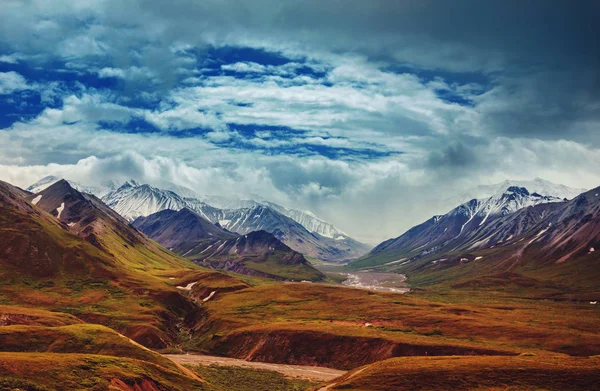 Malownicze Góry Alaski Latem Masywy Pokryte Śniegiem Lodowce Skaliste Szczyty — Zdjęcie stockowe