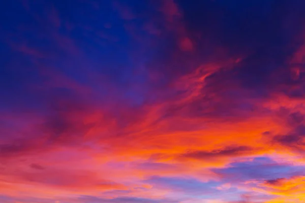 Ungewöhnliche Gewitterwolken Bei Sonnenuntergang Leuchtend Rot Und Orange Farben Des — Stockfoto